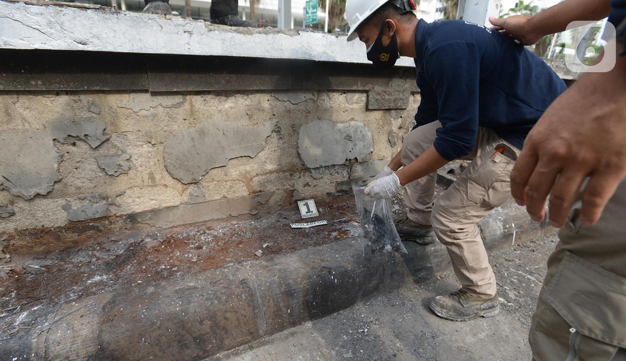 Tim Labfor Mabes Polri melakukan olah tempat kejadian perkara (TKP) sisa-sisa kebakaran Halte Transjakarta Bundaran HI, Jakarta, Jumat (9/10/2020). Halte Transjakarta Bundaran HI dibakar oleh pendemo yang menolak UU Cipta Kerja. (merdeka.com/Imam Buhori)