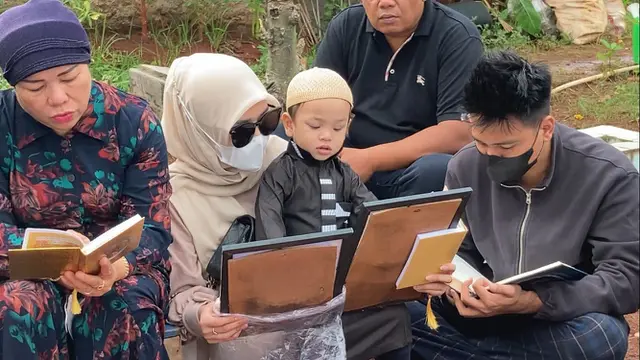 7 Potret Keluarga Haji Faisal Ziarah ke Makam Vanessa Angel dan Bibi Ardiansyah