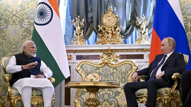 Perdana Menteri India Narendra Modi dan Presiden Rusia Vladimir Putin saat keduanya bertemu pada Selasa (9/7/2024) di Moskow.