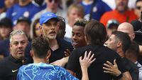 Thomas Tuchel berdebat dengan Antonio Conte pada pertandingan Liga Inggris antara Chelsea dan Tottenham Hotspur di Stadion Stamford Bridge di London, Minggu (14/8/2022). (AP Photo/Ian Walton)