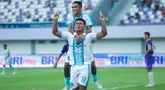 Pemain PSBS Biak, Alexandro Santos, melakukan selebrasi setelah mencetak gol ke gawang Persita Tangerang pada laga BRI Liga 1 di Stadion Indomilk Arena, Sabtu (3/5/2025) petang WIB. (Bola.com/M Iqbal Ichsan)