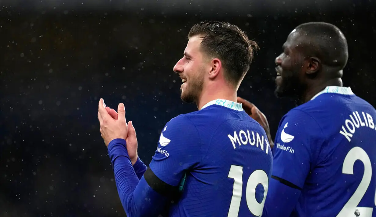 Pemain Chelsea Mason Mount (kiri) dan Kalidou Koulibaly melakukan selebrasi usai melawan Bournemouth pada pertandingan sepak bola Liga Inggris di Stadion Stamford Bridge, London, Inggris, 27 Desember 2022. Chelsea mengalahkan Bournemouth dengan skor 2-0. (AP Photo/Kin Cheung)
