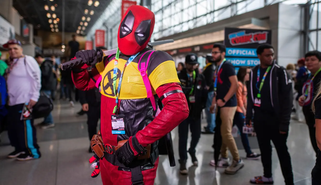 Seorang cosplayer mengenakan kostum ala tokoh Deadpool berpose saat menghadiri New York Comic Con 2019 di Jacob K. Javits Convention Center, Kamis (3/10/2019). Comic Con menjadi salah satu gelaran acara yang paling dinanti para pecinta komik maupun film. (Charles Sykes/Invision/AP)