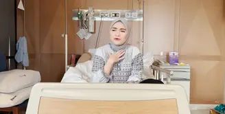 Nathalie Holsher tak kuasa menahan air mata menceritakan kondisi Adzam sebelum dilarikan ke rumah sakit. Melihat kondisi putranya, mantan istri Sule itu sempat bingung harus berbuat apa. Menghubungi dokter hingga orang-orang yang memiliki anak. [Youtube/NATHALIE HOLSCHER]