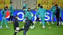 Para pemain Real Madrid mengambil bagian dalam sesi latihan di Stadion Sheriff di Tiraspol menjelang pertandingan sepak bola Liga Champions, Selasa (23/11/2021). Real Madrid bakal melawat ke markas FC Sheriff pada laga kelima Liga Champions 2021/22, Kamis dini hari WIB. (Sergei GAPON / AFP)