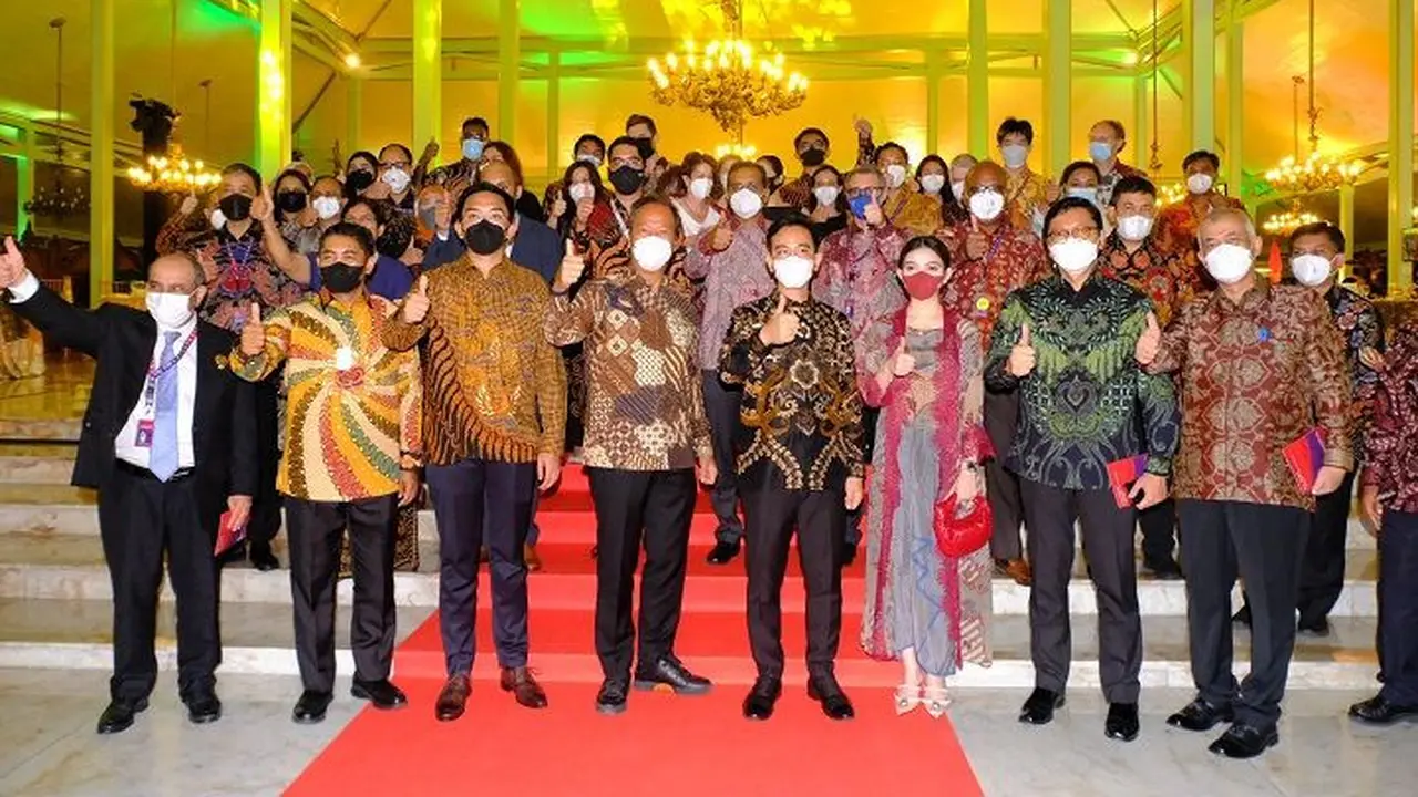 Menteri Perindustrian Agus Gumiwang Kartasasmita bersama Kanjeng Gusti Pangeran Adipati Arya (KGPAA) Mangkunegara X dan Walikota Solo Gibran Rakabuming Raka berfoto bersama para delegasi G20. (Dok Kemenperin)