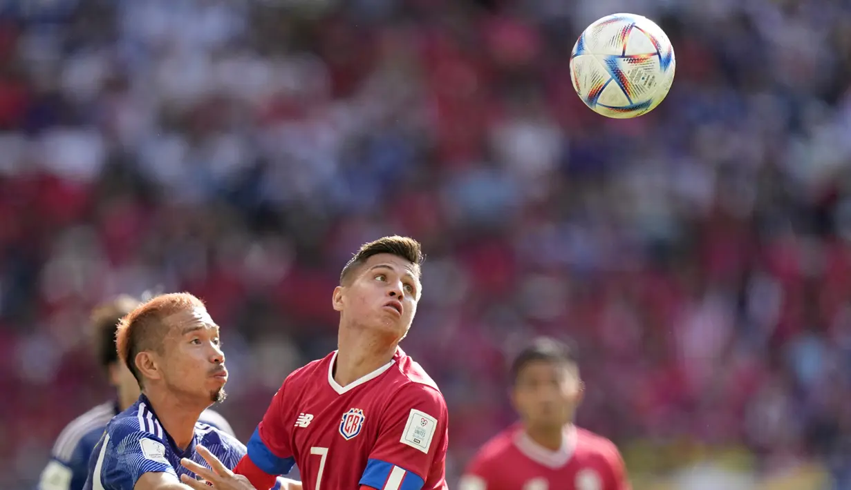 Bek Jepang, Yuto Nagatomo berebut bola dengan pemain Kosta Rika, Anthony Contreras selama pertandingan grup E Piala Dunia 2022 Qatar di Stadion Ahmad Bin Ali di Al Rayyan, Qatar, Minggu, 27 November 2022. Kosta Rika menang tipis atas Jepang dengan skor 1-0. (AP Photo/Ariel Schalit)