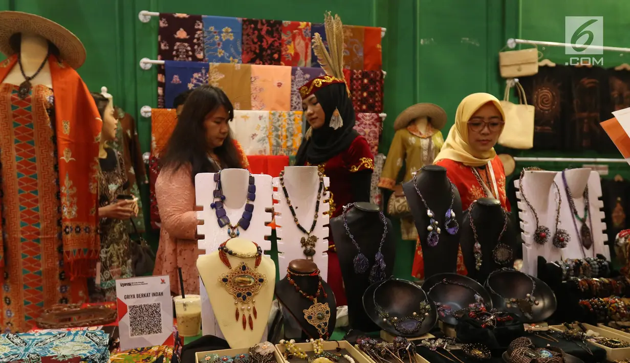 Pengunjung melihat produk dalam pameran Karya Kreatif Indonesia (KKI) di JCC Senayan, Jakarta, Jumat (12/7/2019). Pameran ini menampilkan produk-produk UMKM RI mulai dari kain, pakaian, tas, hingga berbagai kuliner seperti kopi buatan anak negeri. (Liputan6.com/Angga Yuniar)