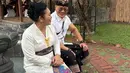 Titiek Soeharto menutup penampilannya dengan sanggul simple dan lipstik keunguan yang jadi andalan [@sabrinachairunnisa_]