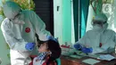 Paramedis melakukan kegiatan testing PCR kepada warga yang pernah berhubungan dengan pasien positif COVID-19 di Puskesmas Cinere, Depok, Jawa Barat, Kamis (10/6/2021). Testing setelah tracing dilakukan kepada puluhan warga untuk meminimalisir penyebaran COVID-19. (merdeka.com/Arie Basuki)