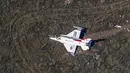 Kondisi Pesawat  F-16 milik tim Thunderbirds yang jatuh di Colorado Springs, Kamis (2/6). Jatuhnya F-16 ini sempat menggemparkan internal USAF. Pasalnya, kecelakaan ini terjadi di tengah acara kelulusan Akademi Angkatan Udara AS. (Reuters/John Wark)