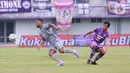 <p>Pemain Persebaya Surabaya, Paulo Victor, berebut bola dengan pemain Persita Tangerang, Muhammad Rifqi, pada laga Liga 1 di Stadion Indomilk Arena, Tangerang, Rabu (18/1/2023). Persebaya menang dengan skor 5-0. (Bola.com/M Iqbal Ichsan)</p>