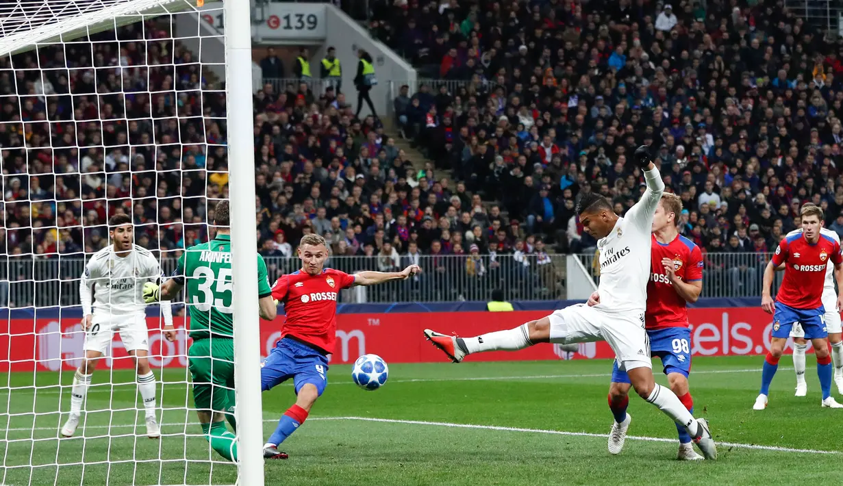 Pemain Real Madrid, Casemiro menendang bola ke gawang CSKA Moscow saat bertanding dalam laga Grup G Liga Champions di Stadion Luzhniki, Moskow, Rusia, Selasa (2/10). CSKA Moscow menang 1-0 atas Real Madrid. (AP Photo/Pavel Golovkin)