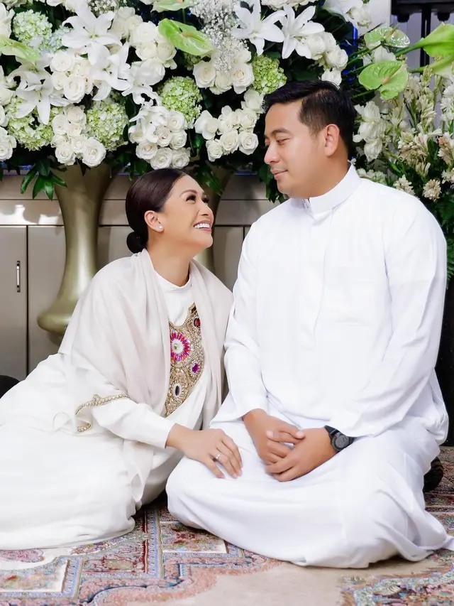 6 Potret Tasyakuran Empat Bulan Kehamilan Tata Janeeta, Tampil Serasi Bareng Suami