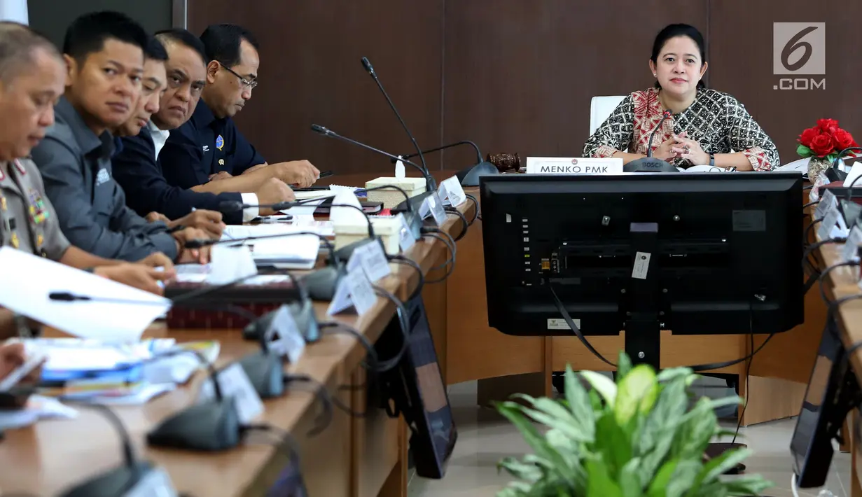 Menteri Koordinator Pembangunan Manusia dan Kebudayaan Puan Maharani memimpin rapat tingkat menteri di Kantor Kemenko PMK, Jakarta, Kamis (17/5). Rapat tersebut membahas  keamanan jelang Asian Games 2018. (Liputan6.com/Johan Tallo)