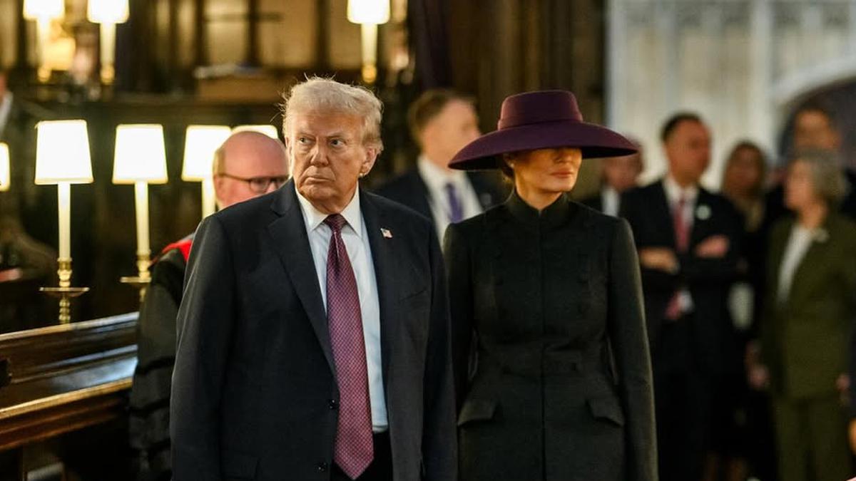 Ketika Melania Trump Menyembunyikan Diri di Balik Topi Ungu Lebar