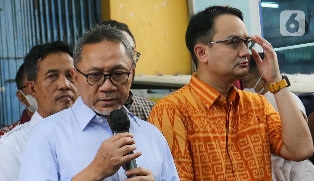 Menteri Perdagangan Zulkifli Hasan (kiri) bersama Wakil Menteri Perdagangan Jerry Sambuaga (kanan) menyampaikan keterangan saat meninjau harga bahan pokok di Pasar Cibubur, Jakarta, Kamis (16/6/2022). Kunjungan tersebut dilakukan untuk melihat dan memantau langsung harga bahan pokok guna memastikan harga stabil menjelang Hari Raya Idul Adha 1443 Hijriah. (Liputan6.com/Herman Zakharia)