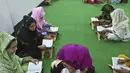 Anggota komunitas transgender belajar membaca Alquran di dalam Madrasah Dawatul Islam Tritio Linger untuk jenis kelamin ketiga, di Dhaka, Bangladesh, Selasa (17/11/2020). Pendirian madrasah ini dianggap salah satu upaya Bangladesh untuk membuat hidup kaum LGBT lebih mudah. (Munir Uz zaman/AFP)