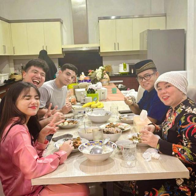 6 Potret Aktivitas Fuji Selama Ramadhan, Sahur dan Ngabuburit Bareng Keluarga