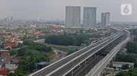 Kendaraan roda empat melintas di Tol Layang Jakarta-Cikampek, Bekasi, Jawa Barat, Minggu (7/6/2020). Djoko Dwijono Direktur Utama PT Jasamarga Jalan Layang Cikampek (JJC) selaku operator jalan tol layang mengatakan operasional akan dilakukan secara bertahap. (Liputan6.com/Herman Zakharia)