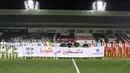 Para pemain kedua tim juga membentangkan spanduk yang bertuliskan "Palestina ada di hati kami" sambil berbaris sebelum laga dimulai. (Qatar Football Associations)
