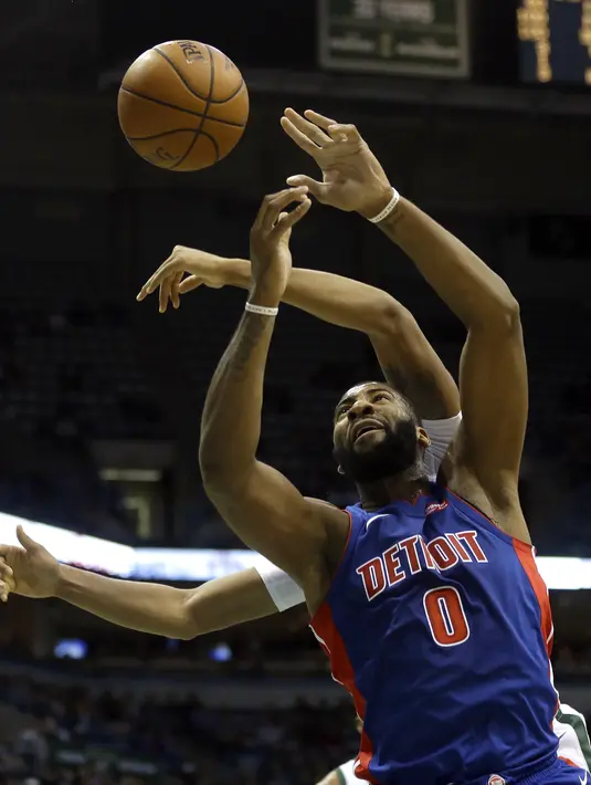 Pemain Detroit Pistons, Andre Drummond (0) berebut bola dengan pemain Milwaukee Bucks, John Henson pada laga NBA basketball game di Bradley Center, Milwaukee, (15/11/2017). Bucks menang 99-95. (AP/Aaron Gash)