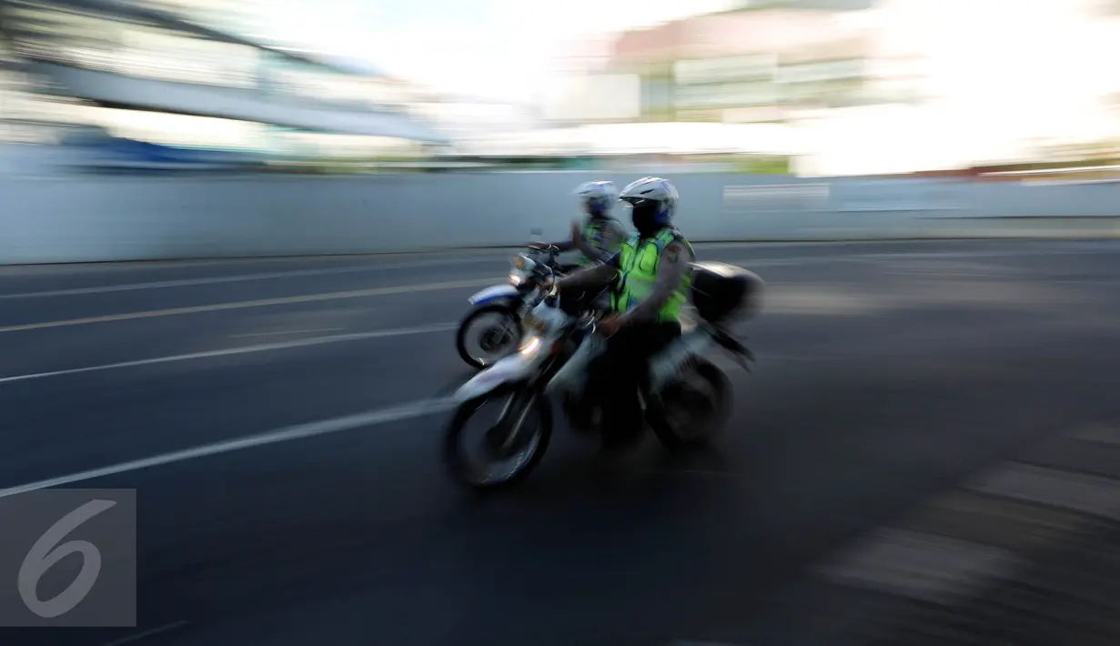 Petugas polisi melakukan patroli di kawasan Bundaran HI, Jakarta, Senin (1/5). Ratusan aparat kepolisian dikerahkan melakukan pengamanan demo buruh memperingati May day atau Hari Buruh di sekitaran Bundaran HI. (Liputan6.com/Johan Tallo)