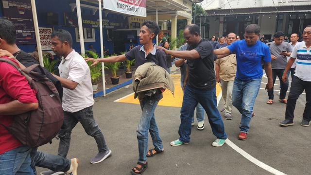 Sejumlah debt collector diamankan Tim Berantas Jaya Polres Metro Depok dalam operasi anti premanisme di wilayah hukum Polres Metro Depok. (Liputan6.com/Dicky Agung Prihanto)