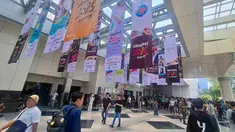 Pengunjung menghadiri pembukaan IdeaFest 2026 di Jakarta Convention Center, Senayan, Jakarta, Jumat (4/9/2026). IdeaFest 2026 mengusung tema “ReHumanize” yang menyoroti pentingnya peran manusia di tengah perkembangan teknologi, khususnya kecerdasan buatan (AI). Festival kreatif tersebut berlangsung selama tiga hari, 4-6 September 2026, dengan menghadirkan lebih dari 200 pembicara dari berbagai industri serta menjadi ruang pertemuan komunitas kreatif untuk bertukar ide dan inovasi secara langsung. (KLY/Budy Santoso)