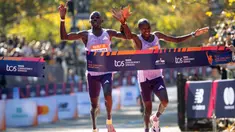 Pelari Kenya, Benson Kipruto (kiri) dan kompatriotnya, Alexander Mutiso melintasi garis finis pada ajang New York Marathon 2025 pada Minggu (02/11/2025) waktu setempat. Ini menjadi finis dengan jarak terdekat dalam ajang maraton dengan selisih 0,03 detik. (AP Photo/Angelina Katsanis)