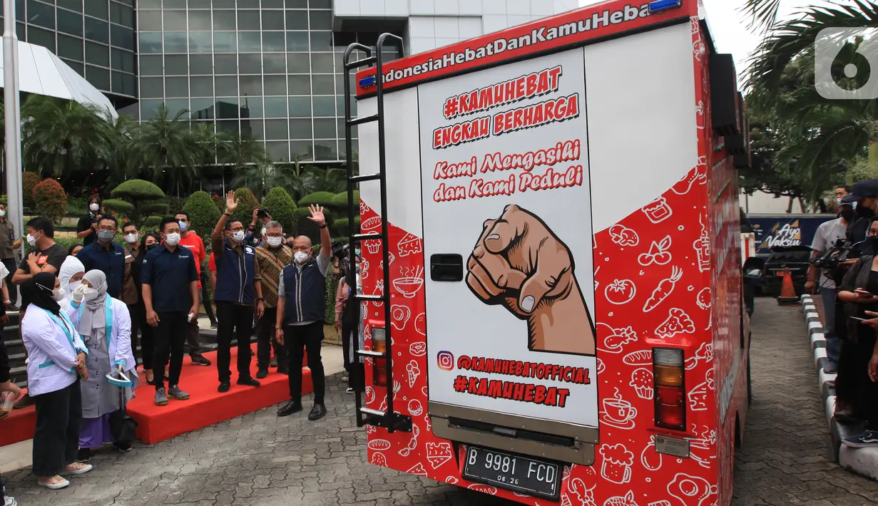 Mobil Vaksin yang dilepas Menteri Parekraf Sandiaga Uno, VP of Operations RedDoorz Adil Mubarak, Director of Government Relations RedDoorz Indonesia Firry Wahid diharapkan dapat mengembalikan semangat pelaku industri pariwisata dan perhotelan menjadi kembali bergairah. (Liputan6.com/Fery Pradolo)