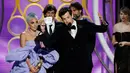 Lady Gaga (kiri) dan Mark Ronson saat menerima penghargaan untuk kategori lagu orisinal terbaik dalam ajang Golden Globes 2019 di The Beverly Hilton, Beverly Hills, California, Minggu (6/1). (Paul Drinkwater/NBC via AP)