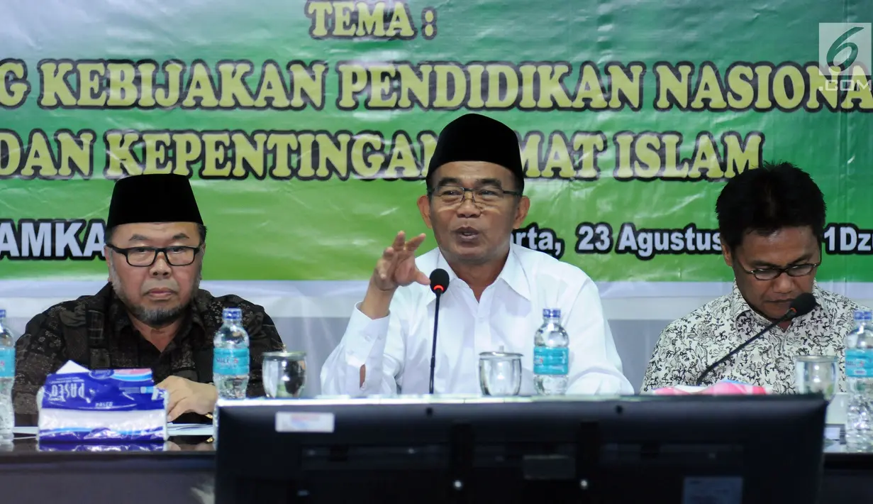 Mendikbud Muhadjir Effendy (tengah) saat menghadiri Rapat Pleno ke-19 Dewan Pertimbangan MUI di Jakarta, Rabu (23/8). Selain rapat juga dilakukan Dialog Kebijakan Pendidikan Nasional dan Kepentingan Umat Islam. (Liputan6.com/Helmi Fithriansyah)