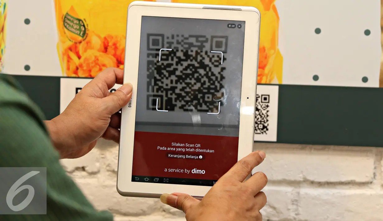 Pengunjung mencoba pembayaran digital Pay by QR di Jakarta, Kamis (3/3). Sistem Pay by QR terintegrasi pada layanan mobile banking bank maupun aplikasi uang elektronik yang dapat langsung digunakan sebagi sumber dana. (Liputan6.com/Immanuel Antonius)