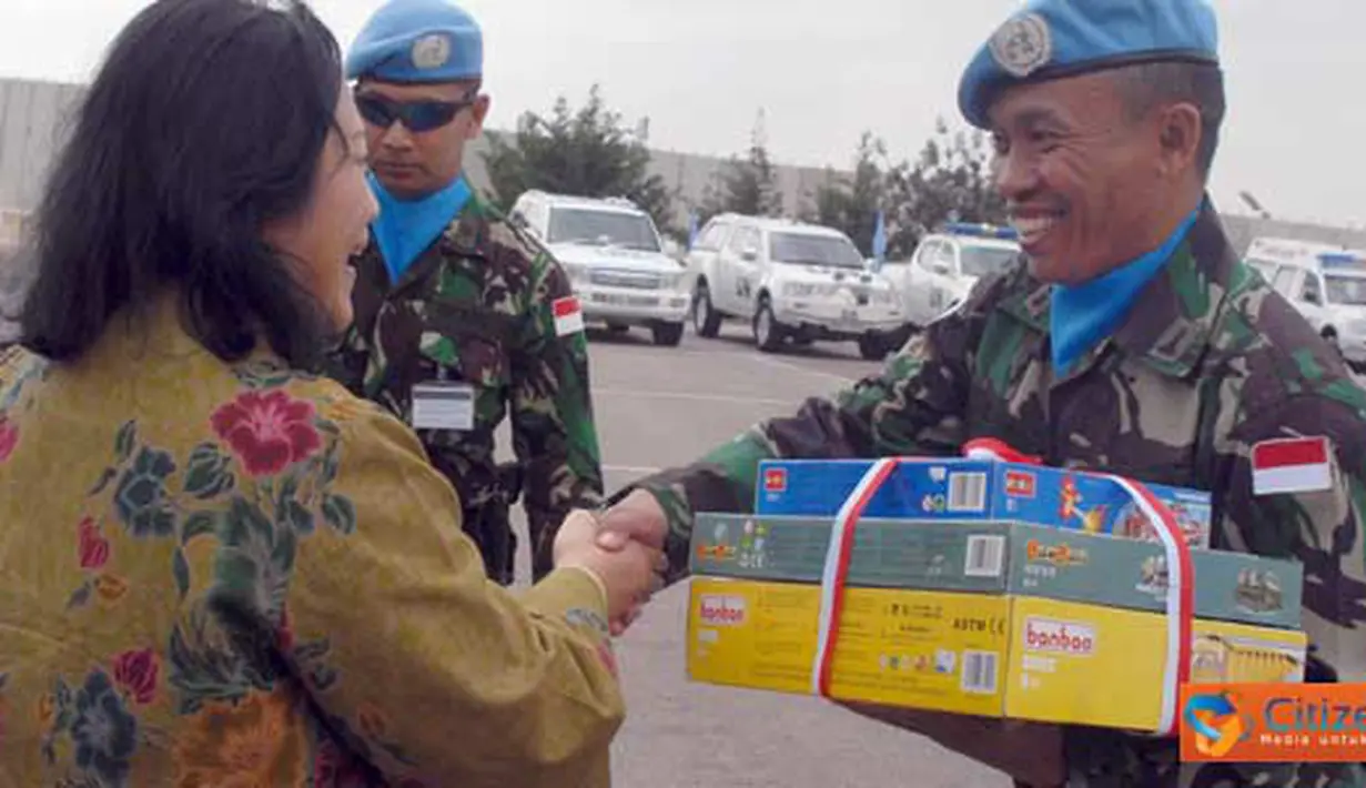 Citizen6, Lebanon: Wamenhan RI, Letjen TNI (Purn) Sjafrie Sjamsoeddin beserta Ibu Etty Sjafrie Samsoeddin melakukan kunjungan ke Markas Satgas Indonesian Battalion (Indobatt) di Adshit Al Qusayr UN POSN 7-1, Lebanon selatan, Kamis (7/4). (Pengirim: Badar)