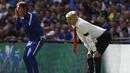 Pelatih Chelsea, Antonio Conte (kiri) berteriak memberikan instruksi sementara pelatih Arsenal, Arsene Wenger hanya melihat dengan tenang pertandingan Community Shield 2017 di Wembley Stadium, London, (6/8/2017). Arsenal menang 4-1. (AFP/Ian Kington)