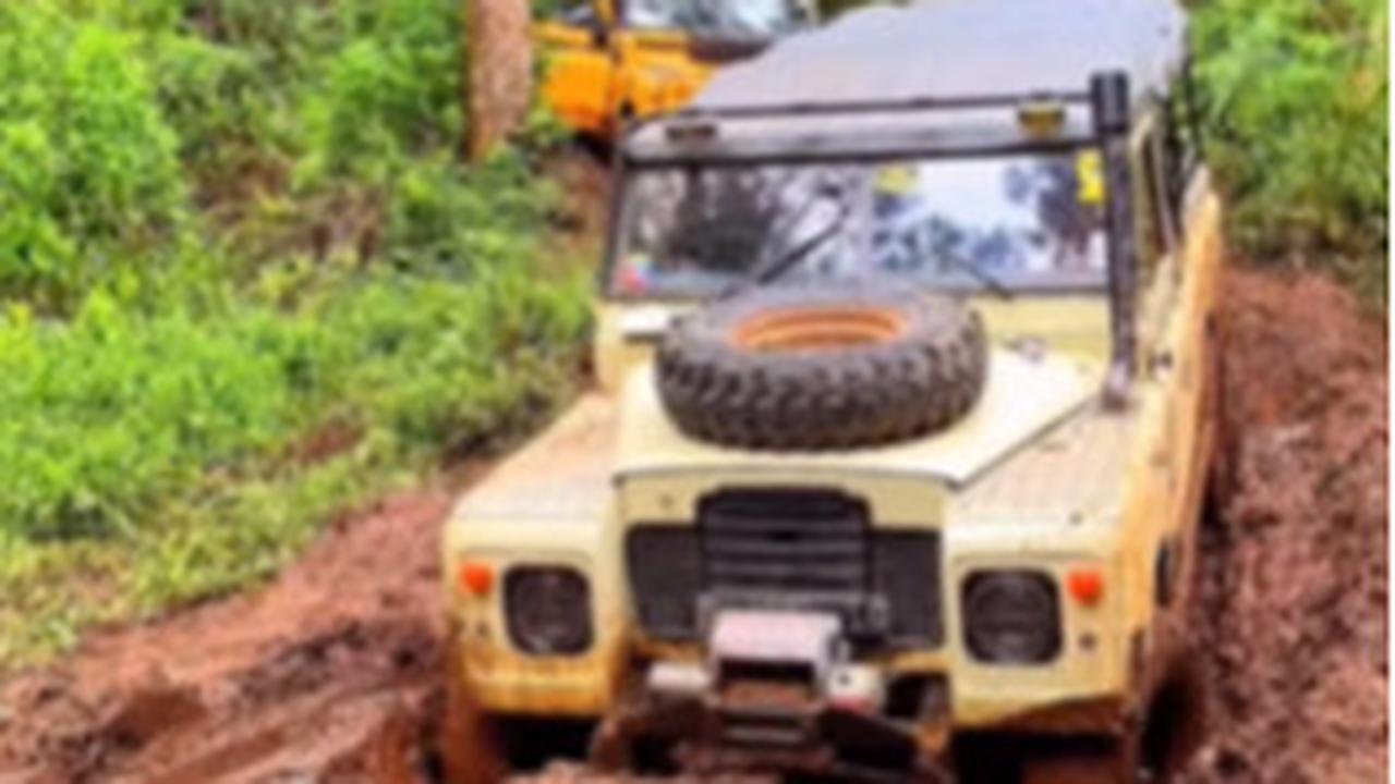 Mobil Pensiunan Komjen Polri Nyangkut saat Off Road, Terpaksa Jalan Kaki Gendong Cucu Nyaris Terpeleset