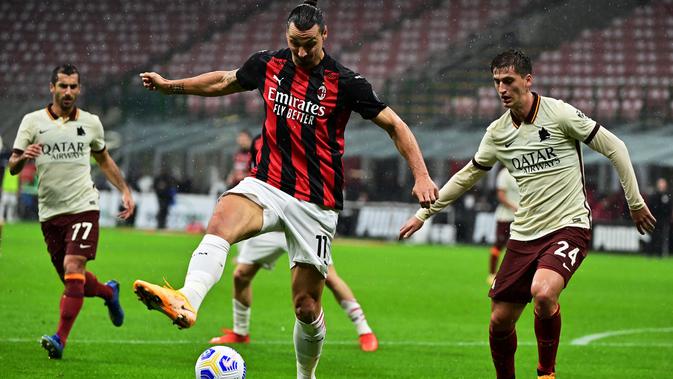 Bek AS Roma, Marash Kumbulla (kanan) coba mengadang striker AC Milan, Zlatan Ibrahimovic pada laga giornata kelima Liga Italia 2020/2021, Selasa (27/10/2020) dini hari WIB. (MIGUEL MEDINA / AFP)