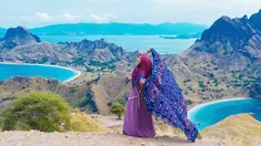 Perempuan yang memiliki channel youtube dengan subscriber 16,8 juta sampai sekarang ini tampak bahagia saat liburan di Labuan Bajo. Menggunakan pakaian serba ungu dan merah, ia memegang kain khas nusantara dengan lepas. (Liputan6.com/IG/@riaricis1795)