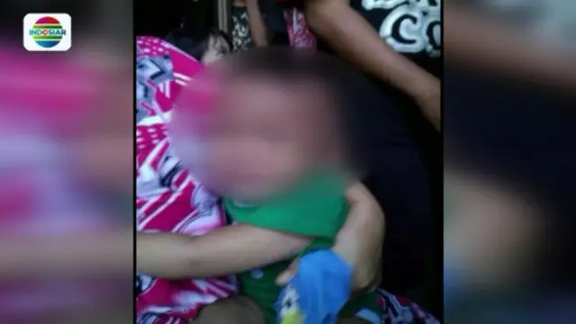 Seorang ibu membuang bayinya yang berusia 1 tahun di teras rumah selingkuhan suaminya lantaran cemburu.