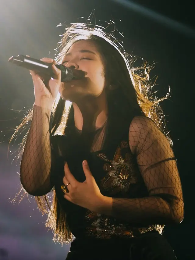 Bangga Berwastra, Gaya Manggung Bernadya dalam Balutan Dress Batik Iwan Tirta