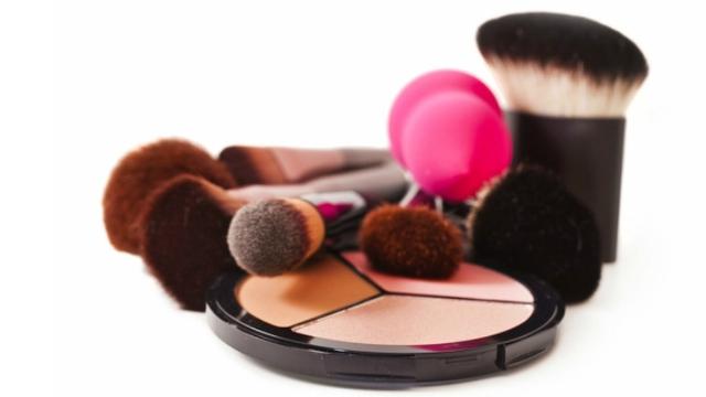 Ini Dia Bedanya Pakai Makeup dengan Spons, Kuas, dan Jari