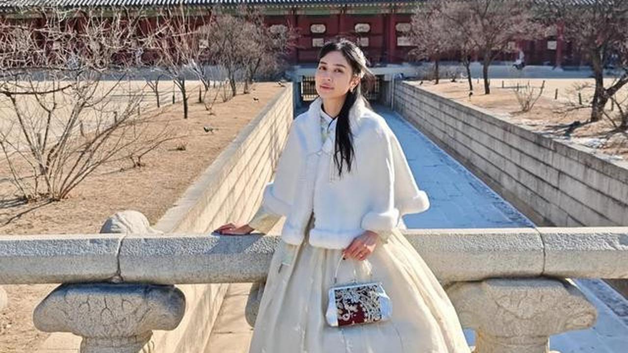 5 Potret Mikha Tambayong dan Deva Mahenra Pakai Hanbok saat Liburan ke Korea Selatan, Tampil Serasi
