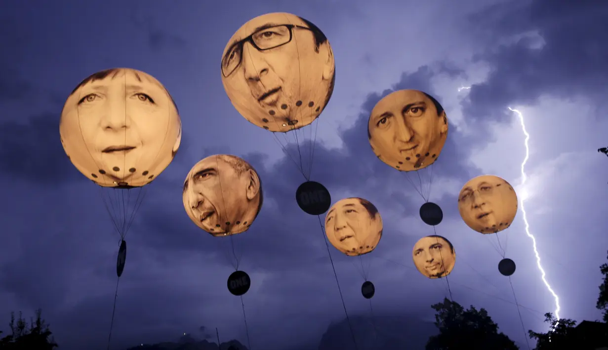 Balon udara yang dibuat oleh "ONE" organisasi kampanye yang menggambarkan pemimpin negara-negara G7 di Garmisch - Partenkirchen, (7/6/2015). (REUTERS/Wolfgang Rattay)