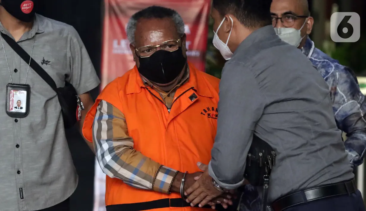 Bupati Mimika, Papua nonaktif Eltinus Omaleng usai menjalani pemeriksaan lanjutan di Gedung Merah Putih KPK, Jakarta, Senin (31/10/2022). Eltinus Omaleng merupakan tersangka kasus dugaan korupsi pengadaan barang dan jasa terkait pendirian Gereja Kingmi Mile 32. (Liputan6.com/Helmi Fithriansyah)