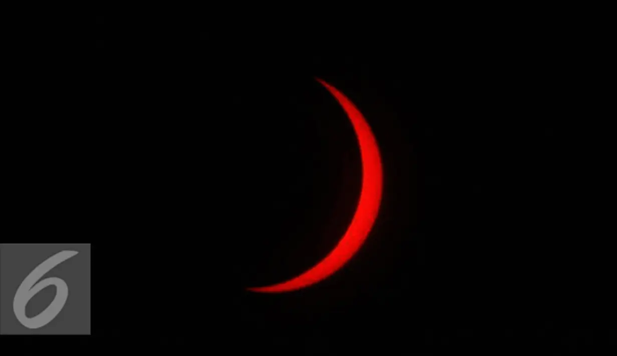 Puncak gerhana matahari terlihat dari langit Jakarta, Rabu (9/3/2016). Di Jakarta, gerhana matahari terjadi sebesar 88,76 persen selama sekitar 2 jam yang dimulai pukul 06.19 WIB dan berakhir pada 08.31 WIB. (Liputan6.com/Faizal Fanani)