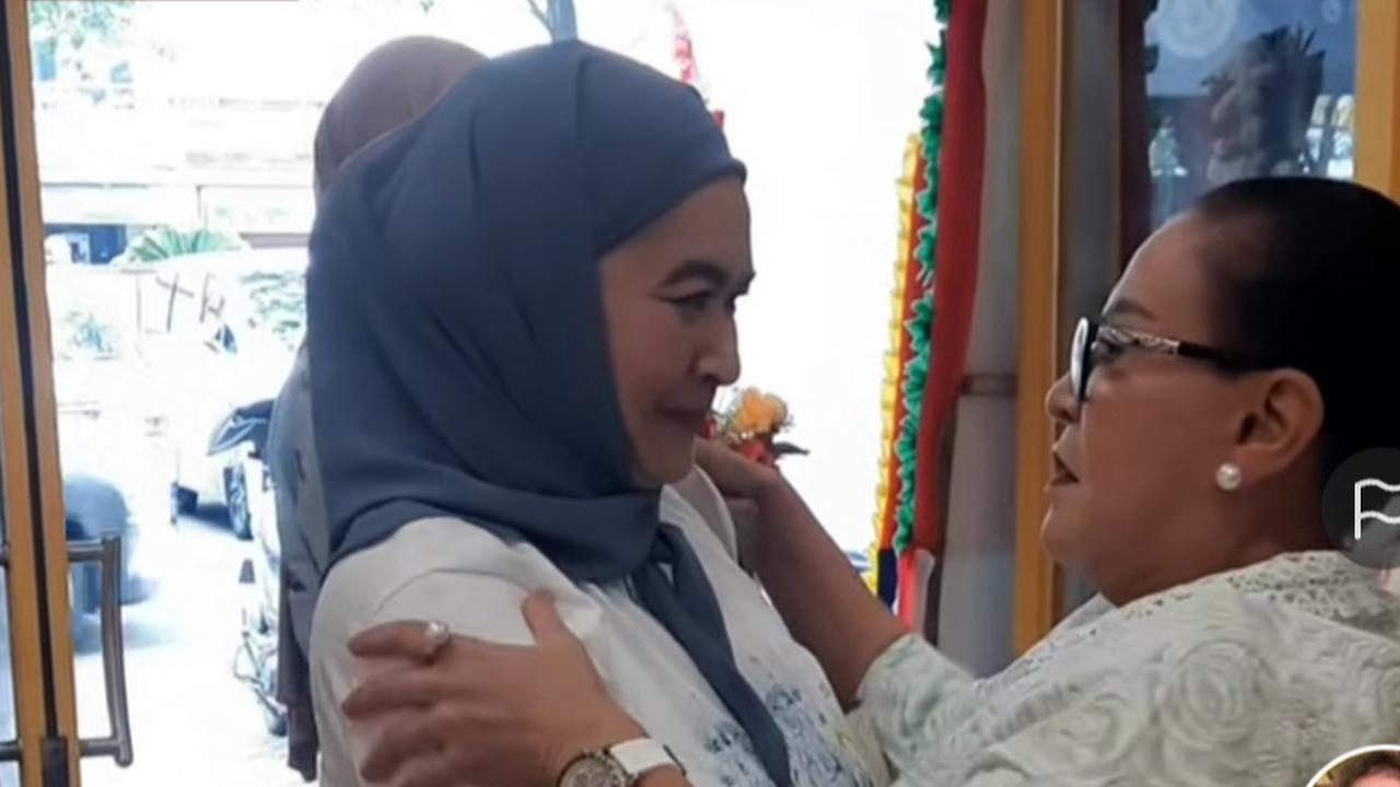 Ingat Komedian Ulfa Dwiyanti? Lama Tak Kelihatan ini Potret Terbarunya 'Reuni' Sama Mpok Atiek & Eko Patrio