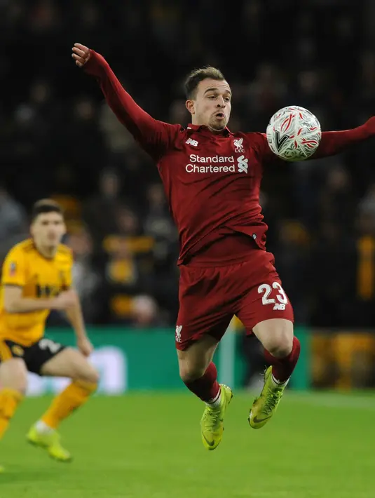Pemain Liverpool, Xherdan Shaqiri mengontrol bola pada laga putaran ketiga Piala FA melawan Wolverhampton Wanderers di Molineux Stadium, Senin (7/1). Liverpool tersingkir dari Piala FA setelah takluk 1-2 dari Wolverhampton. (AP/Rui Vieira)