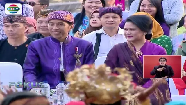 Saat Karnaval Kemerdekaan Pesona Parahyangan 2017, Jokowi memegang kujang yang merupakan simbol satria pemimpin bangsa. 