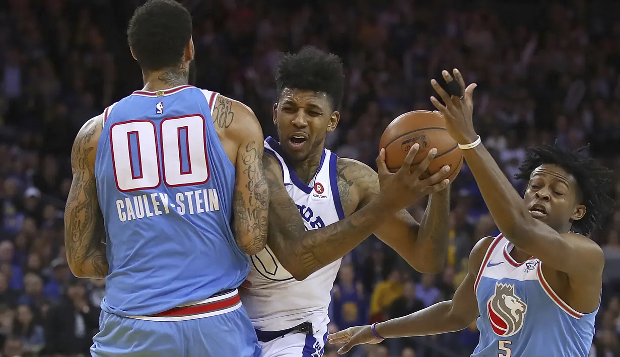 Pemain Warriors, Nick Young (tengah) berusaha melewati adangan pemain Sacramento Kings pada laga NBA basketball game di Golden 1 Center, Oakland, California, (16/3/2018). King menang 98-93. (AP/Ben Margot)